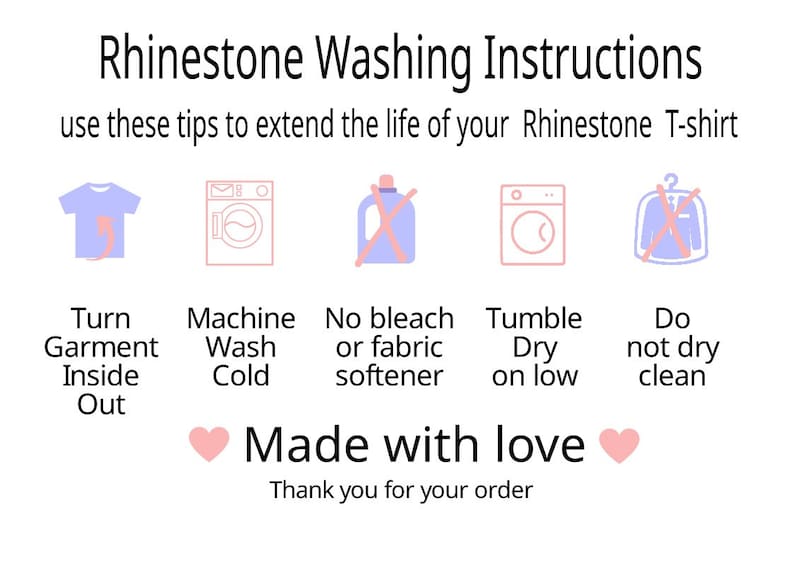 Puede incluir: Gr&aacute;fico blanco con instrucciones para lavar camisetas con pedrer&iacute;a. Incluye iconos y texto: Dar la vuelta a la prenda, Lavar a m&aacute;quina con agua fr&iacute;a, No usar lej&iacute;a ni suavizante, Secar en secadora a baja temperatura y No limpiar en seco.