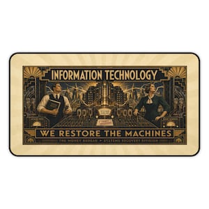Könnte beinhalten: Eine rechteckige Schreibtischunterlage mit einer Illustration im Vintage-Stil und dem Text INFORMATION TECHNOLOGY sowie WE RESTORE THE MACHINES. Sie zeigt zwei Personen an einer Konsole mit Gebäuden, Röhren und Messgeräten im Hintergrund.