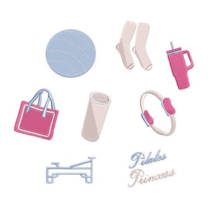 Pode incluir: Um design bordado com equipamentos e acessórios de pilates. Inclui uma bola de exercícios azul, meias rosa, uma garrafa de água rosa, uma bolsa rosa, um tapete de ioga bege, um anel de pilates e uma máquina de pilates. As palavras "Pilates Princess" também estão incluídas.