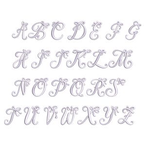 Op de afbeelding: Een compleet alfabet in een sierlijke, cursieve lettertype. Elke letter is zachtgrijs en heeft een klein strikdetail aan de bovenkant. De letters zijn in rijen gerangschikt en tonen de volledige reeks van A tot Z.