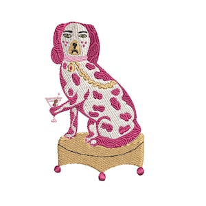 Puede incluir: Un perro rosa y blanco manchado con un collar de cadena dorada se sienta en un cojín dorado y marrón. El perro sostiene una copa de martini.