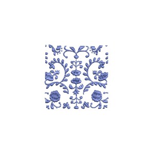 Puede incluir: Un patr&oacute;n sin costuras que presenta un dise&ntilde;o repetitivo de motivos florales azules sobre un fondo blanco. El patr&oacute;n es intrincado y detallado, con delicadas vides y hojas.