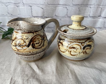 Ensemble crème et sucre en poterie vintage, crémier et sucrier en grès rustique, beige et jaune pâle