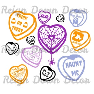Puede incluir: Un conjunto de diez diseños de caramelos en forma de corazón con temática de Halloween. Los diseños incluyen "Trick or Treat", "XOXO", "Hey Boo!", "Bite Me", "Spooky", "Haunt Me", y una telaraña con una araña.