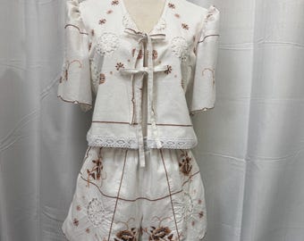 Completo composto da tovaglia, camicia e pantaloncini vintage riciclati e ricamati.