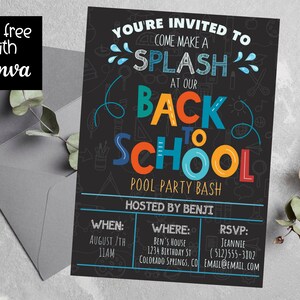 Puede incluir: Invitaci&oacute;n de estilo pizarra en blanco y negro con texto colorido que dice "Est&aacute;s invitado a venir a hacer un chapuz&oacute;n en nuestra fiesta de regreso a clases en la piscina." La invitaci&oacute;n incluye los detalles del evento, incluyendo la fecha, la hora, el lugar y la informaci&oacute;n de contacto.