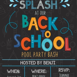 Puede incluir: Una invitaci&oacute;n colorida a una fiesta de piscina de "Regreso a la escuela". La invitaci&oacute;n presenta un fondo de pizarra con un chapoteo de agua, una piscina y &uacute;tiles escolares. El texto dice "Est&aacute;s invitado a venir a hacer un chapuz&oacute;n en nuestra fiesta de piscina de regreso a la escuela organizada por Benji". La fecha y la hora de la fiesta son el 7 de agosto a las 11:00 a. m. La ubicaci&oacute;n es la casa de Ben en 1234 Birthday St, Colorado Springs, CO. La informaci&oacute;n de RSVP es Jeanne, (512) 555-3802, email@email.com.