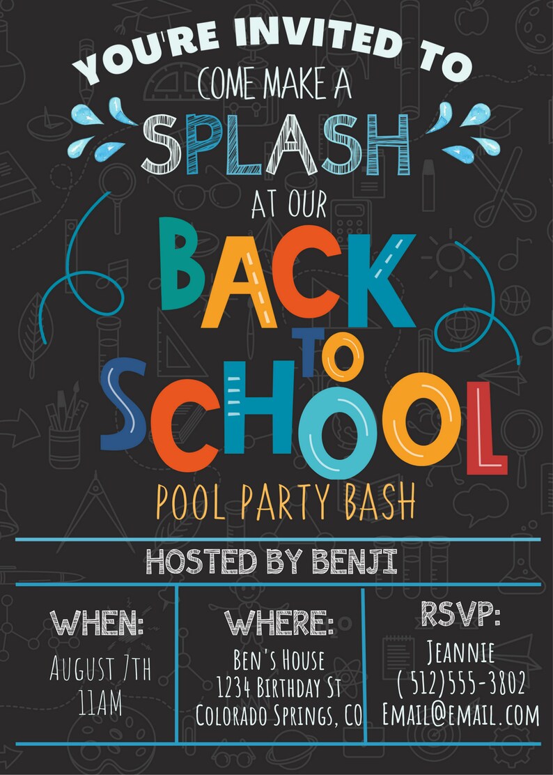 Puede incluir: Una invitaci&oacute;n colorida a una fiesta de piscina de "Regreso a la escuela". La invitaci&oacute;n presenta un fondo de pizarra con un chapoteo de agua, una piscina y &uacute;tiles escolares. El texto dice "Est&aacute;s invitado a venir a hacer un chapuz&oacute;n en nuestra fiesta de piscina de regreso a la escuela organizada por Benji". La fecha y la hora de la fiesta son el 7 de agosto a las 11:00 a. m. La ubicaci&oacute;n es la casa de Ben en 1234 Birthday St, Colorado Springs, CO. La informaci&oacute;n de RSVP es Jeanne, (512) 555-3802, email@email.com.
