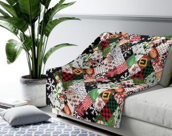 Könnte beinhalten: Eine Patchwork-Decke mit Weihnachtsmotiven, die über einem weißen Sofa drapiert ist. Die Decke zeigt Weihnachtsmann, Schneeflocken und Karomuster in Rot, Grün und Schwarz. Sie verleiht dem Wohnzimmer eine gemütliche, festliche Note.