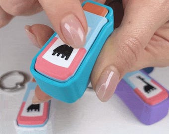 Puede incluir: Un conjunto de tres herramientas de perforación coloridas con diferentes formas de animales. Las herramientas están hechas de plástico y tienen una combinación de colores azul, morado y rosa. Cada herramienta tiene una forma de animal diferente en la parte superior, incluyendo una corona, una jirafa y un castillo.