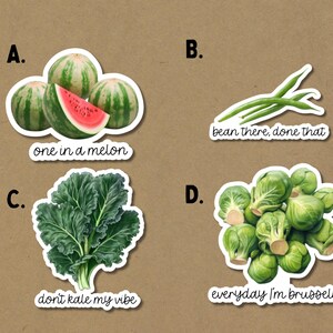 Może przedstawiać: Cztery naklejki z zabawnymi tekstami i ilustracjami r&oacute;żnych owoc&oacute;w i warzyw. Pierwsza naklejka przedstawia arbuza i zawiera napis "one in a melon". Druga naklejka przedstawia zielone fasolki i zawiera napis "bean there, done that". Trzecia naklejka przedstawia jarmuż i zawiera napis "don't kale my vibe". Czwarta naklejka przedstawia brukselkę i zawiera napis "everyday I'm brusselin".