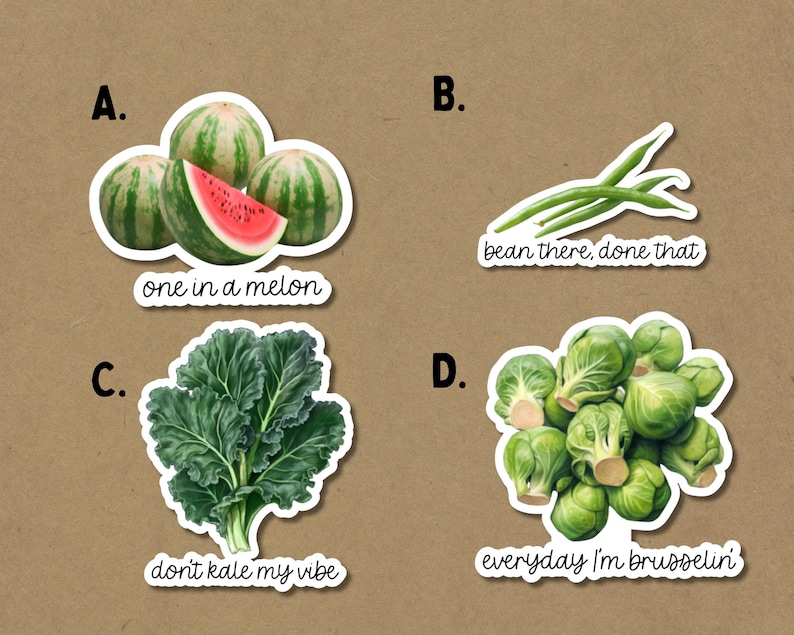 Może przedstawiać: Cztery naklejki z zabawnymi tekstami i ilustracjami r&oacute;żnych owoc&oacute;w i warzyw. Pierwsza naklejka przedstawia arbuza i zawiera napis "one in a melon". Druga naklejka przedstawia zielone fasolki i zawiera napis "bean there, done that". Trzecia naklejka przedstawia jarmuż i zawiera napis "don't kale my vibe". Czwarta naklejka przedstawia brukselkę i zawiera napis "everyday I'm brusselin".