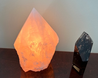 Rosenquarz Kristalllampe mit poliertem Punkt