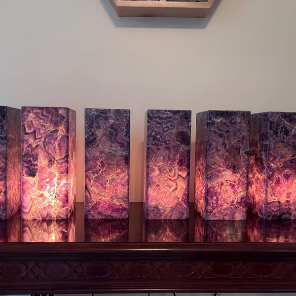 Wysoka lampa kryształowa Chevron Amethyst Pillar