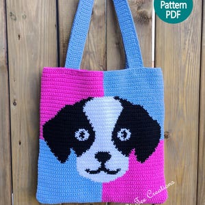 Può includere: Una borsa a mano all'uncinetto con sfondo blu e rosa e un viso di cane bianco e nero al centro. La borsa ha manici blu e il testo "Y-Tee Creations" è visibile nell'angolo in basso a destra. Schema all'uncinetto PDF.