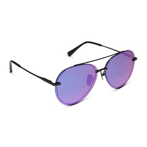 Puede incluir: Gafas de sol aviador negras con lentes degradadas morado-azul. Las gafas tienen una montura negra fina y la marca "DIFF" está impresa en la lente izquierda. Las lentes tienen una forma única.