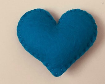 Blaue Herzen aus Wollfilz