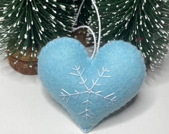 Babyblauwe en witte kerstwolvilt hartdecoratie