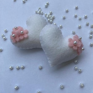 Ornament vilten hart: witte wol met roze bloemen, aangepast bericht