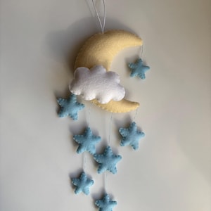 Filc wełniany w kolorze kremowym, księżyc, biała chmura, niebieskie gwiazdki, zawieszka ścienna do pokoju dziecięcego