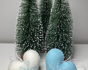 Babyblauwe en witte kerstwolvilt hartdecoratie