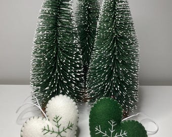 Groene en witte kerstdecoratie van wolvilt