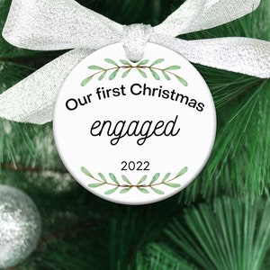 personalizado primer recuerdo de adorno comprometido de Navidad, parejas 1ª Navidad regalo comprometido, decoración del árbol de Navidad adorno, regalo de compromiso