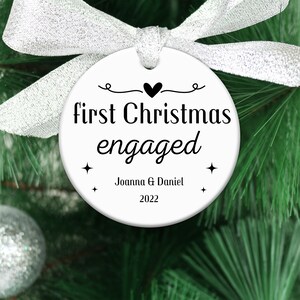 personalizado primer recuerdo de adorno comprometido de Navidad, parejas 1ª Navidad regalo comprometido, decoración del árbol de Navidad adorno, regalo de compromiso