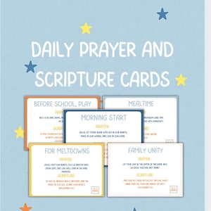 Puede incluir: Una tarjeta azul claro con el texto "DAILY PRAYER AND SCRIPTURE CARDS" e ilustraciones de estrellas. La imagen presenta varias tarjetas con oraciones y escrituras para diferentes momentos del día.