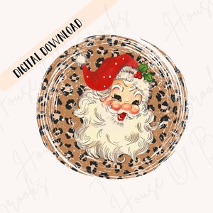 Pu&ograve; includere: Un'illustrazione in stile vintage di Babbo Natale con un cappello rosso e una barba bianca, su uno sfondo leopardato marrone e nero.
