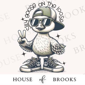 K&ouml;nnte beinhalten: Eine Cartoon-Gans tr&auml;gt eine gr&uuml;ne Baseballkappe, Sonnenbrille und Turnschuhe mit Friedenssymbolen. Die Gans zeigt mit ihren Fl&uuml;geln das Friedenszeichen. Der Text "Silly goose on the loose" steht &uuml;ber der Gans.