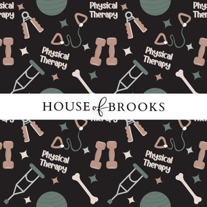 Op de afbeelding: Een zwart-wit patroon met fysiotherapie-apparatuur, waaronder dumbbells, handgrepen, krukken en oefenballen. De tekst "Physical Therapy" wordt herhaald in het hele patroon. De tekst "HOUSE of BROOKS" verschijnt in het midden van de afbeelding.