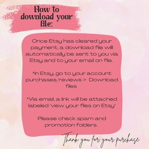 Pu&ograve; includere: Sfondo rosa e bianco con testo che dice "Come scaricare il tuo file:". Il testo spiega come scaricare un file digitale acquistato su Etsy. Il testo dice "Una volta che Etsy ha elaborato il tuo pagamento, un file di download ti verr&agrave; inviato automaticamente tramite Etsy e alla tua email registrata." Il testo dice anche "Su Etsy, vai al tuo account acquisti/recensioni > Scarica i file." Il testo dice anche "Tramite email, verr&agrave; allegato un link etichettato come "visualizza i tuoi file su Etsy"." Il testo dice anche "Si prega di controllare le cartelle spam e promozioni." Il testo dice anche "Grazie per l'acquisto."