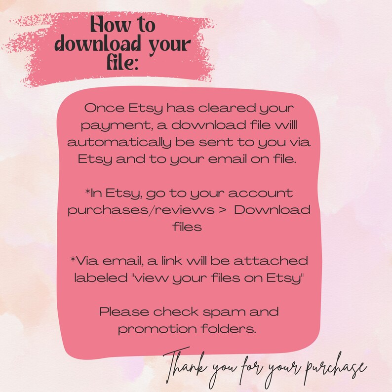 Pu&ograve; includere: Sfondo rosa e bianco con testo che dice "Come scaricare il tuo file:". Il testo spiega come scaricare un file digitale acquistato su Etsy. Il testo dice "Una volta che Etsy ha elaborato il tuo pagamento, un file di download ti verr&agrave; inviato automaticamente tramite Etsy e alla tua email registrata." Il testo dice anche "Su Etsy, vai al tuo account acquisti/recensioni > Scarica i file." Il testo dice anche "Tramite email, verr&agrave; allegato un link etichettato come "visualizza i tuoi file su Etsy"." Il testo dice anche "Si prega di controllare le cartelle spam e promozioni." Il testo dice anche "Grazie per l'acquisto."