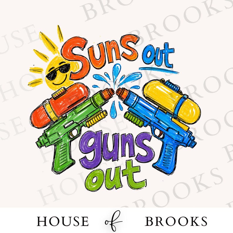 以下が含まれることがあります： サングラスをかけた笑顔の太陽、2丁の水鉄砲、そして「Suns out guns out」というテキストが描かれたカラフルなイラスト。水鉄砲は緑と青で、オレンジと黄色の水タンクが付いています。テキストはオレンジ、青、紫、緑です。