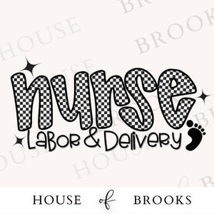 Op de afbeelding: Zwart-wit geruite tekst die "nurse labor & delivery" leest met een klein voetafdrukpictogram.