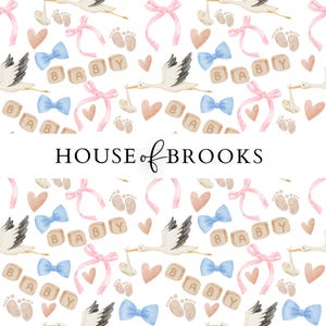 Peut inclure: Un fond blanc avec un motif r&eacute;p&eacute;titif de n&oelig;uds roses et bleus, des blocs de bois avec le mot "BABY" dessus, des cigognes portant un b&eacute;b&eacute;, des c&oelig;urs et des empreintes de pas. Le texte "HOUSE of BROOKS" est au centre de l'image.