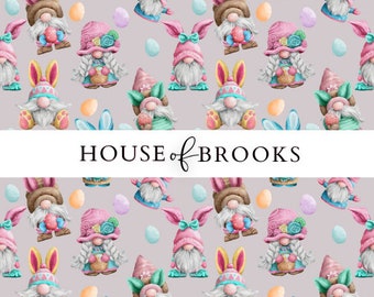 Può includere: Uno schema senza cuciture con gnomi che indossano orecchie di coniglio e tengono uova di Pasqua. Gli gnomi indossano cappelli rosa, blu e verdi e hanno barbe bianche. Lo sfondo è di colore lilla chiaro. Il testo "HOUSE of BROOKS" è visualizzato in uno striscione al centro dello schema.