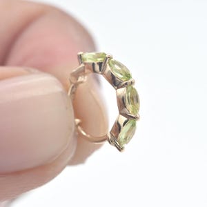 Argola de nariz com peridoto natural, hélice de orelha, concha, cartilagem, argola de nariz em ouro maciço, anel huggie daith, pedra preciosa, argola de nariz