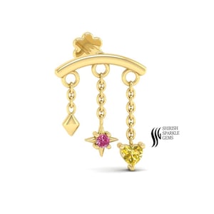 Puede incluir: Un pendiente dorado con una parte superior curva y tres colgantes. Los colgantes incluyen un diamante, una estrella con una gema rosa y una gema amarilla en forma de corazón. El pendiente tiene el texto "SHIRISH SPARKLE GEMS".