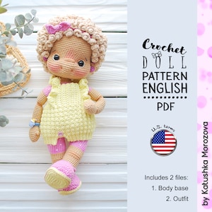 Könnte beinhalten: Häkelpuppen-Anleitung auf Englisch, geschrieben in US-Begriffen. Das Muster enthält zwei Dateien: eine Körperbasis und ein Outfit. Die Puppe ist aus rosa, gelbem und braunem Garn gehäkelt. Die Puppe hat eine lockige Frisur und trägt ein gelbes Kleid mit rosa Trägern.
