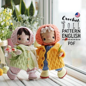 Peut inclure: Deux poupées au crochet portant des tenues différentes. La poupée de gauche porte une tenue rose et verte et la poupée de droite porte une tenue jaune et bleue. Les poupées sont toutes les deux debout sur une surface en bois. Crochet Doll Pattern English PDF.