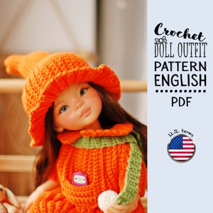 Puede incluir: Patrón de crochet para atuendo de muñeca en inglés, escrito en términos estadounidenses. El patrón incluye un vestido y un sombrero con forma de calabaza en naranja y verde.
