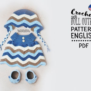Könnte beinhalten: Häkel-Puppenoutfit-Anleitung in Englisch, PDF-Format. Die Anleitung enthält Anweisungen für ein blaues, weißes und braunes gestreiftes Kleid, eine passende Mütze und Schuhe.