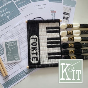 Pode incluir: Um kit de bordado preto e branco com um design de teclado de piano e a palavra "FORTE" bordada na tela. O kit inclui fio de bordado, uma agulha e instruções.