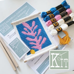 Pode incluir: Um kit de bordado de parede em ponto bargello ou ponto longo, com um design floral rosa e azul. O kit inclui fio, uma agulha e uma moldura de madeira. O kit é etiquetado como "Kits & Bobs".