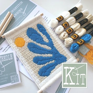 Pode incluir: Um kit de ponto de cruz com um design abstrato azul e amarelo. O kit inclui uma tela pré-esticada, fio de bordado, uma agulha e instruções. O kit é etiquetado como "Kits, Bits & Bobs".