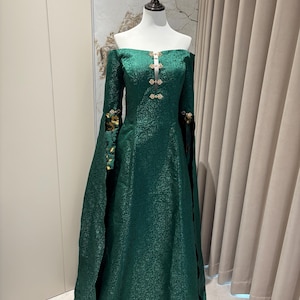 what is the significance of alicents green dress TV House of the Dragon Alicent Hightower Women Green Dress With Veil C –  TrendsinCosplay main image 1