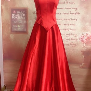 moulin rouge red dress Nicole Kidmans iconic from Rouge! (2001) still has us swooning! Heres a clip from our @swoonworthypodcast episode where we break down our favorite Satine costumes. From the 44 Skirt length back Buy Moulin Red Rouge Satine