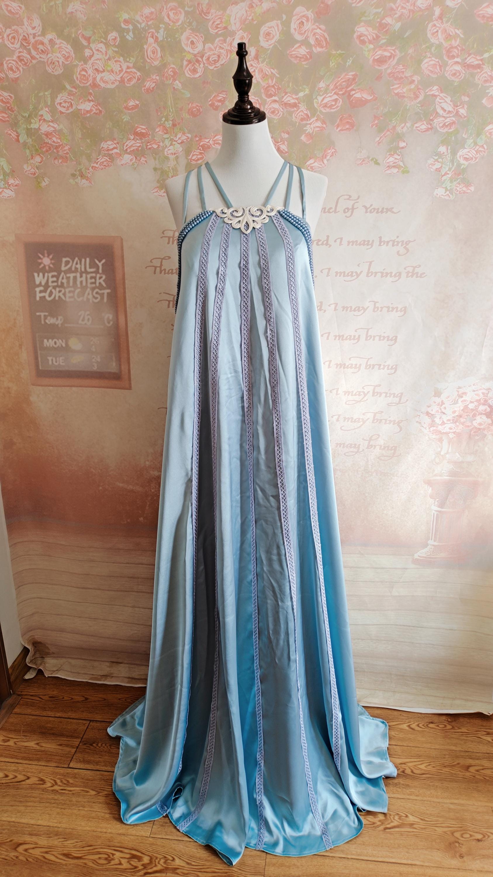 princess polly baby blue dress Amanda Seyfried Is So Cinderella in a Bejeweled Blue Dress and Silver  Slippers